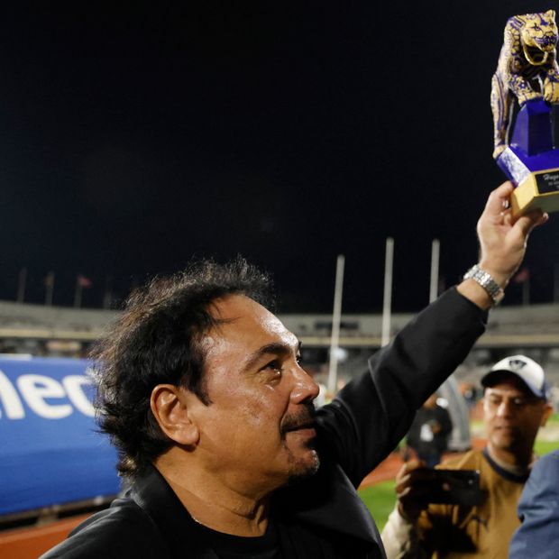 Hugo Sánchez con su reconocimiento por el 50 aniversario de su debut